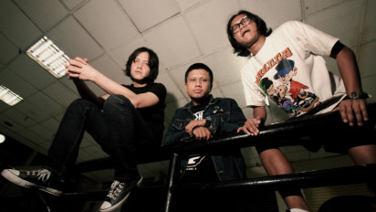 Kraskombat dan Adigidauw Nekat Bikin Video Musik ‘Kepada Hitam dan Api’ Ala Film Kelas B dengan Sentuhan Heavy Metal