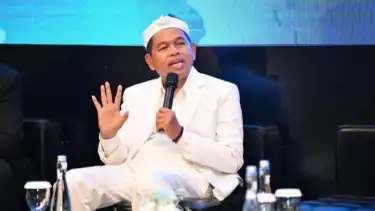 Gubernur Jawa Barat Dedi Mulyadi memberikan keterangan di Bandung.