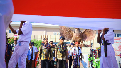 Sekretaris BNPP RI Lepas Kirab Bendera dan Karnaval Budaya di PLBN Wini