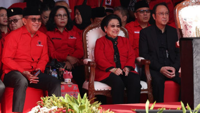 Disambut Sekjen Hasto, Megawati Pimpin Upacara Peringatan HUT Ke-80 RI di Lenteng Agung