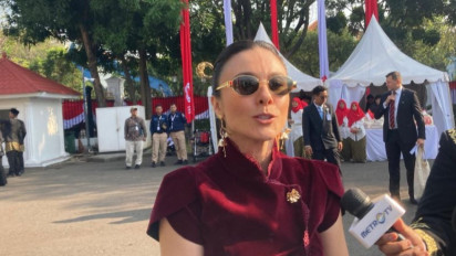 Ikut Hadir Upacara HUT RI di Istana, Wulan Guritno dan Nicholas Saputra Bagikan Tampil Memukau dengan Baju Adat