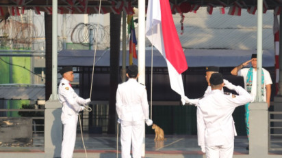 Narapidana Terorisme Kibarkan Bendera Merah Putih saat Upacara di Lapas Cipinang