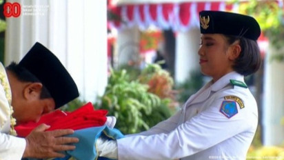 Prabowo Cium Bendera Merah Putih Sebelum Dikibarkan di Peringatan HUT ke-80 RI di Istana