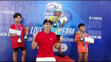 Direktur utama Pusat Pengelolaan Komplek Gelora Bung Karno (PPKGBK), Rahmadi Afif Kusumo, bersama pemenang 2nd GBK Fun Swimming Championship 2025.