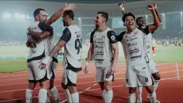 Mantan pemain Timnas Indonesia, Witan Sulaeman dan para pemain Persija Jakarta