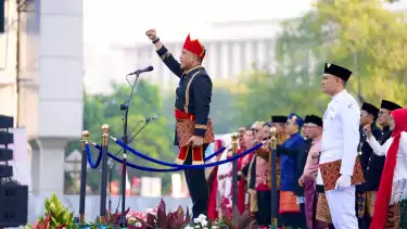 Direktur Utama PT Pertamina (Persero), Simon Aloysius Mantiri, memimpin Upacara Kemerdekaan di Kantor Pusat Pertamina.
