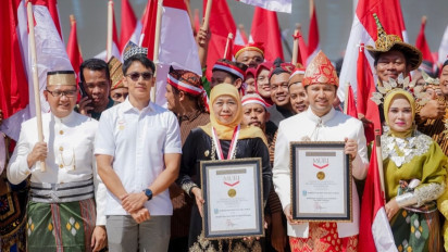 Ribuan Warga Antusias Hadiri Upacara HUT ke-80 RI di Grahadi