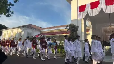 Paskibraka Nasional 2025 bersiap untuk melakukan prosesi Upacara Penurunan Bendera Merah Putih dalam rangka HUT Ke-80 Kemerdekaan RI di Istana Merdeka, Jakarta, Minggu (17/8/2025).