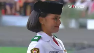 Aliah Sakira Pembawa Baki dalam Upacara Penurunan Bendera Merah Putih HUT ke-8 RI di Istana Negara, Jakarta, Minggu (17/8/2025)