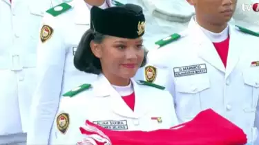 Aliah Sakira Pembawa Baki dalam Upacara Penurunan Bendera Merah Putih HUT ke-8 RI di Istana Negara, Jakarta, Minggu (17/8/2025)