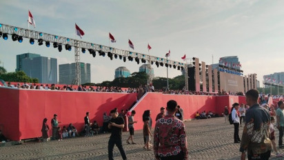 Pengunjung Pesta Rakyat di Monas Nobar Upacara Penurunan Bendera