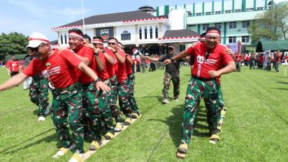 Serunya Perayaan HUT ke-80 RI di Makodam I Bukit Barisan, Mayjen TNI Rio Firdianto Kalah Lomba Bakiak