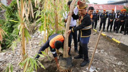 Sambut HUT ke-80 RI, KAI Divre I Sumut Tanam Sejumlah Pohon Pule di Kantor