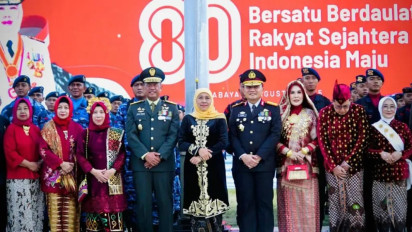 Meriah dan Khidmat, Upacara Penurunan Bendera di Grahadi Dimeriahkan Drama Kolosal dan Drum Band