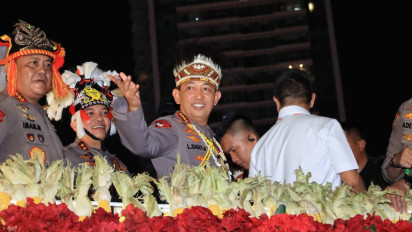 Momen Kapolri Hadiri Perayaan HUT ke-80 RI di Bundaran HI, Akrab Bercengkerama Bersama Warga