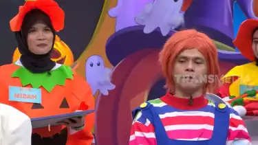 Bu Midah (kiri) pernah ramal Persija Jakarta dari Brasil