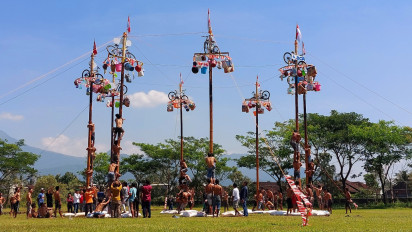 Semarak HUT ke-80 RI, Warga Kab. Semarang Berebut Hadiah Belasan Juta Rupiah di Lomba Panjat Pinang