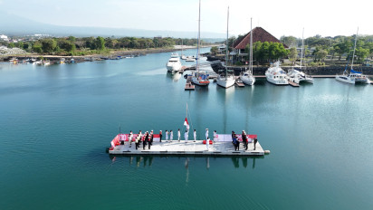 Kali Pertama, Upacara HUT ke 80 Kemerdekaan RI Digelar di atas Dermaga Beton Apung di Selat Bali