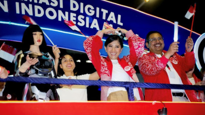 Kemkomdigi Meriahkan Karnaval Kemerdekaan dengan Ponsel Raksasa hingga Robot AI