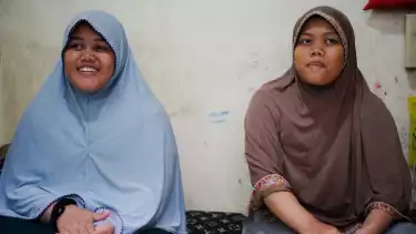 Amanda dan Amel murid dari SKB 07 Cengkareng, Jakarta Barat saat dimintai keterangan dikediamannya. Jakarta, Senin (18/08/2025)