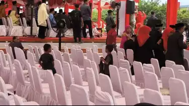 3 Fakta di Balik Dua Bocah yang Viral Pungut Sisa Kue Pejabat pada Perayaan HUT ke-80 RI di Gowa