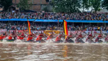 Tradisi balap perahu panjang yang sarat nilai budaya dan sejarah, Festival Pacu Jalur, siap kembali memukau pada 20–24 Agustus 2025 di Tepian Narosa, Teluk Kuantan, Kabupaten Kuantan Singingi, Riau.