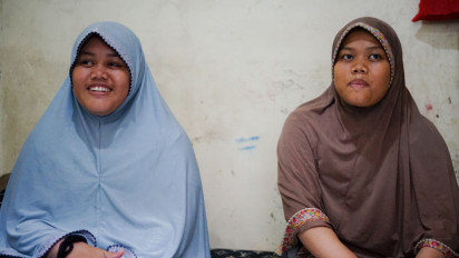 Kisah Kakak Beradik di Duri Kosambi Kembali Bersekolah Meski Harus Berjalan Kaki dengan Jarak….