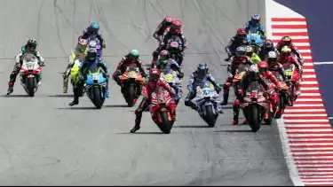 Francesco Bagnaia dan para pembalap lain di MotoGP Austria 2025