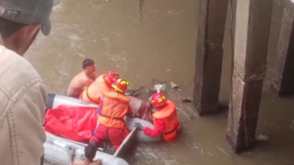 Geger, Warga Temukan Mayat Pria Tanpa Identitas Mengambang di Bawah Jembatan Sungai Ciliwung Jaktim