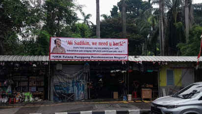 Pedagang Pasar Barito Jaksel Pasang Poster Gubernur Ali Sadikin: We Need U Back, Tuntut Keberpihakan Kepada UKM