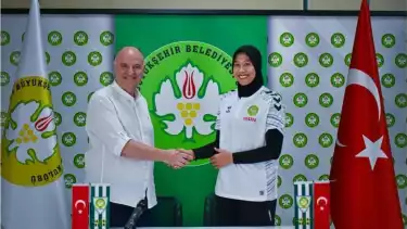 Megawati Hangestri bersama Presiden Cabang Bola Voli Manisa BBSK, Murat Kü