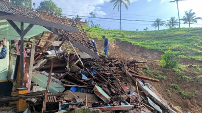 Longsor Tebing 200 Meter Hantam SDN 2 Kradinan Tulungagung