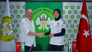 Megawati Hangestri bersama Presiden Cabang Bola Voli Manisa BBSK, Murat Kü