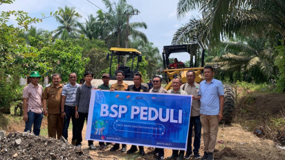 PT BSP Tbk Perbaiki Jalan Sepanjang 1 KM di Desa Terusan Tengah, Dua Alat Berat Diturunkan