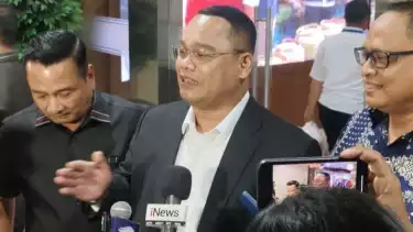 Pengacara Ridwan Kamil, Muslim Jaya Butarbutar (tengah), berbicara dengan awak media di Gedung Bareskrim Polri, Jakarta, Rabu (20/8).