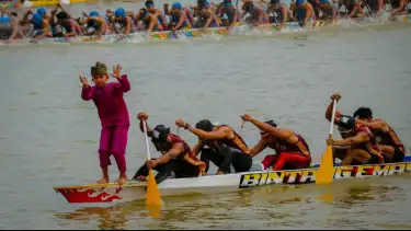 Festival Pacu Jalur Tradisional 2025 resmi dibuka di Tepian Narosa, Kabupaten Kuantan Singingi, Rabu (20/8).