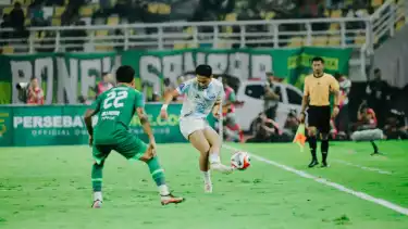 Pertandingan PSIM vs Persebaya pada laga perdana Liga 1 2025/2026.