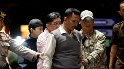 Dijemput Paksa KPK, Bos Tambang Kaltim Rudy Ong Chandra Tiarap saat Masuk Ruang Riksa