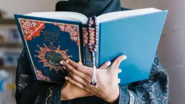 Ilustrasi membaca Al-Quran