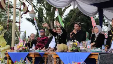Kirab Budaya dan Grebeg Gunungan dalam rangka Hari Jadi ke-396 Kabupaten Kebumen berlangsung meriah pada Kamis, 21 Agustus 2025.
