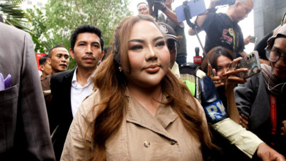 Lisa Mariana Kepergok Lengket dengan Berondong, Siapa?