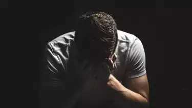 Ilustrasi doa sambil menangis setelah ibadah shalat