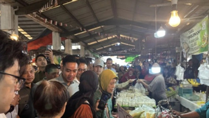 Wapres Gibran Blusukan ke Pasar Pontianak, Belanja Pakis, Petai hingga Ikan Asin