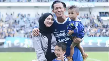 Bek Persib Bandung Henhen Herdiana bersama istrinya Tifany Thalib