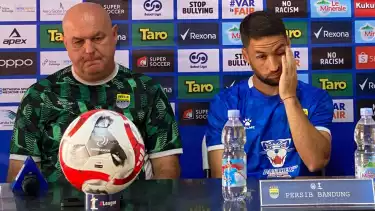 Pelatih Persib Bandung, Bojan Hodak (kiri)