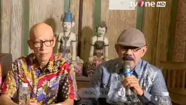 Tim Kuasa hukum dan pihak keluarga diplomat muda Kemlu RI, Arya Daru Pangayunan dalam konferensi pers di Yogyakarta