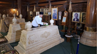 Kaesang Ziarah ke Makam Soeharto dan Ibu Tien