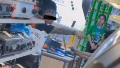 Gara-Gara Anaknya Tak Diterima Kerja, Anggota Ormas Ngamuk hingga Siram Air di Toko Elektronik