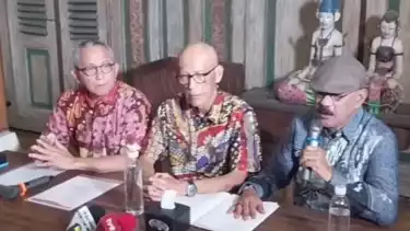 Tim Kuasa Hukum dan Keluarga Diplomat Muda Kemlu RI, Arya Daru Pangayunan