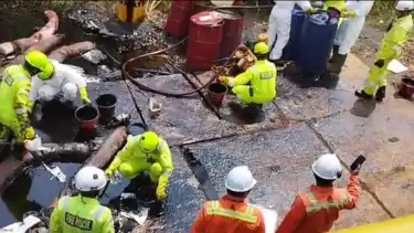 petugas tangani kebocoran minyak perusahaan tambang